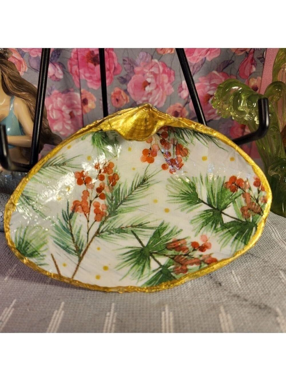 DECOUPAGE CLAM SHELL DECOUPAGE CHRISTMAS BERRIES ON A CLAM SHELL TRINKET DISH